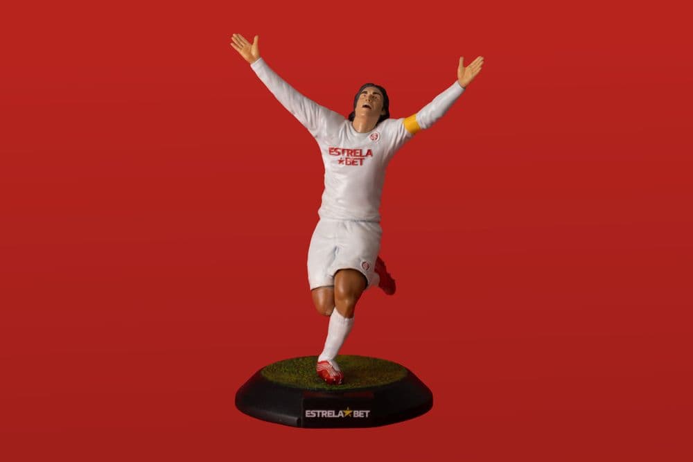 Fernandão recebe homenagem com estátua realista exclusiva nos 18 anos do Mundial...